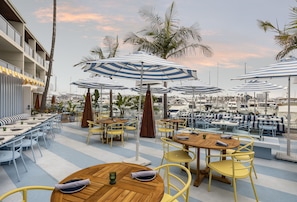 Serviço de café da manhã, culinária californiana, vistas para a piscina