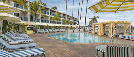 Piscina externa, barracas de cortesia, guarda-sóis