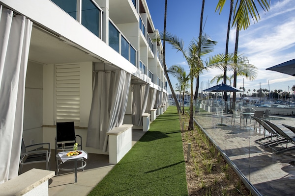 Habitació Deluxe, 2 llits de matrimoni, vistes al port esportiu | Terrassa o pati