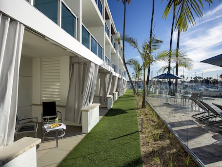 ๋๋ญ์ค๋ฃธ, ํธ์ฌ์ด์ฆ์นจ๋ 2๊ฐ, ๋ง๋ฆฌ๋ ์ ๋ง | ํ
๋ผ์ค/ํํฐ์ค