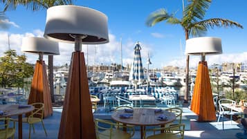 Serveert ontbijt, Californische gerechten, uitzicht op het zwembad