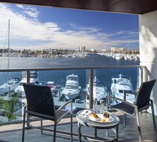 Habitación Deluxe, 1 cama de matrimonio grande, balcón, vistas al puerto deportivo | Ropa de cama de alta calidad, colchones con acolchado adicional, minibar