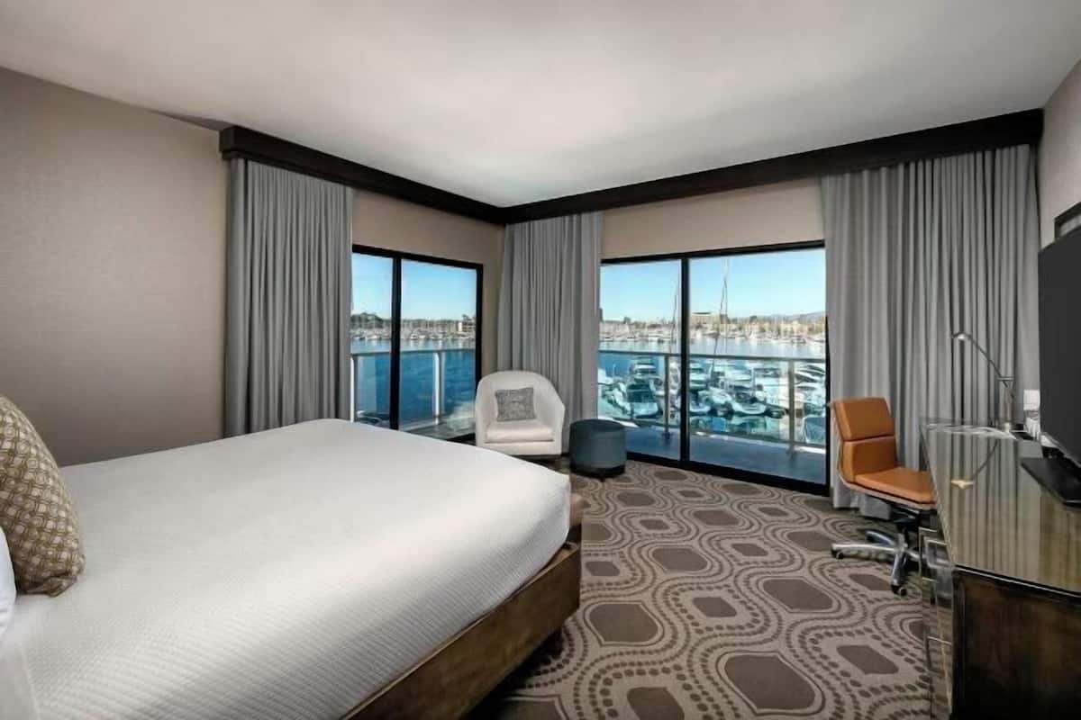 Ropa de cama de alta calidad, colchones con pillow-top y minibar