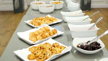 Daily full breakfast (GBP 19.00 per person)