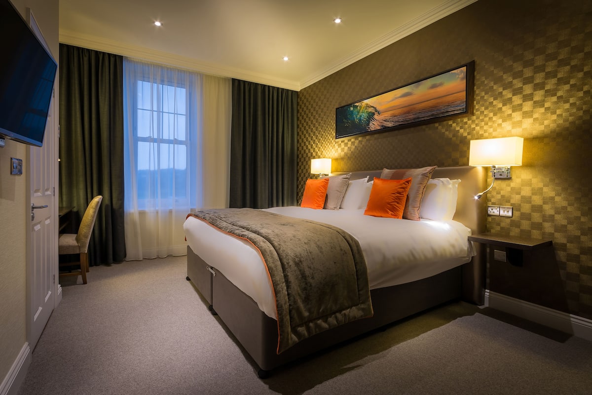 classic room, sea view | in-room safe, individually decorated, desk, iron/ironing board