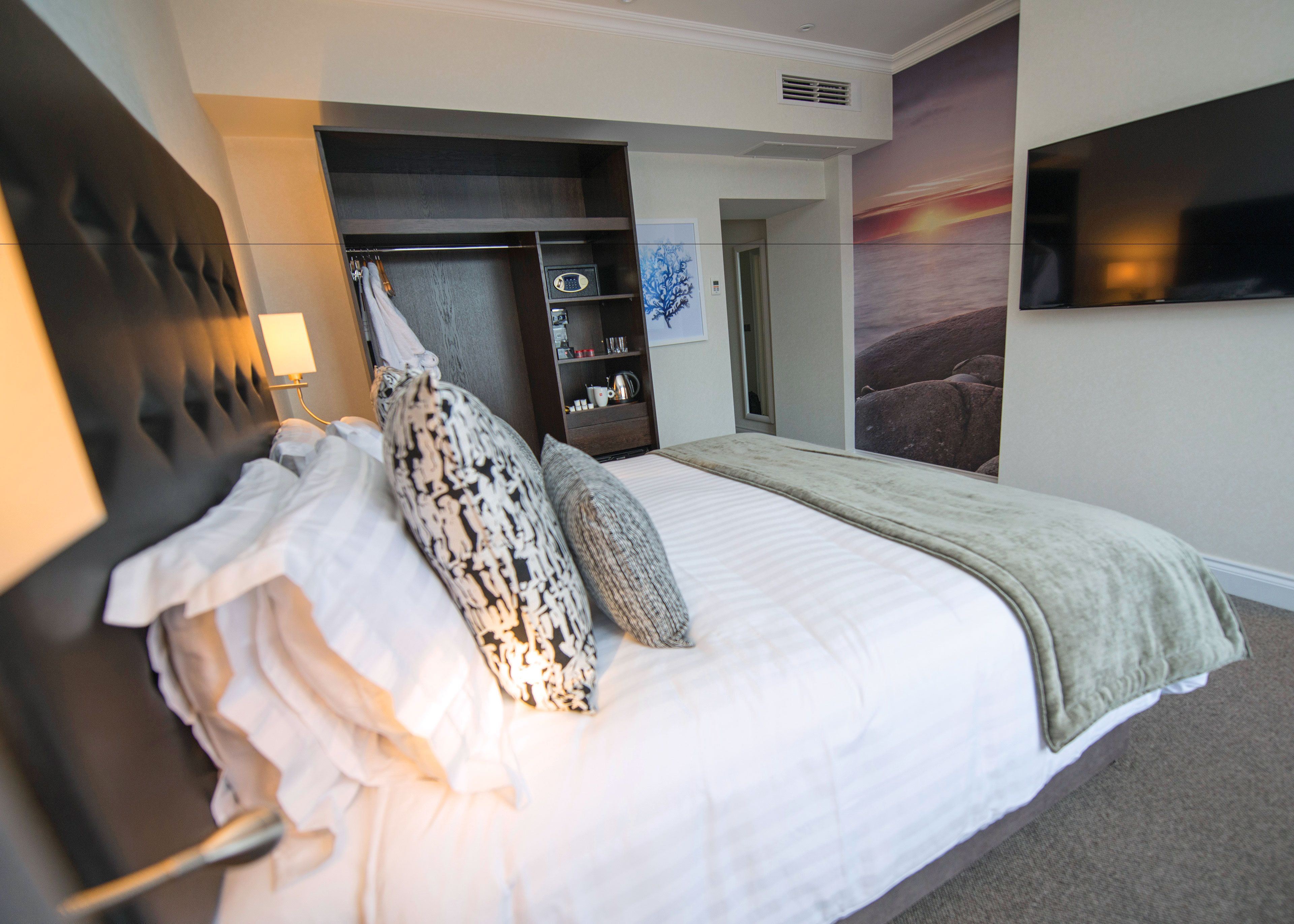 Executive-huone | Tallelokero huoneessa, yksilöllisesti sisustettu, työpöytä