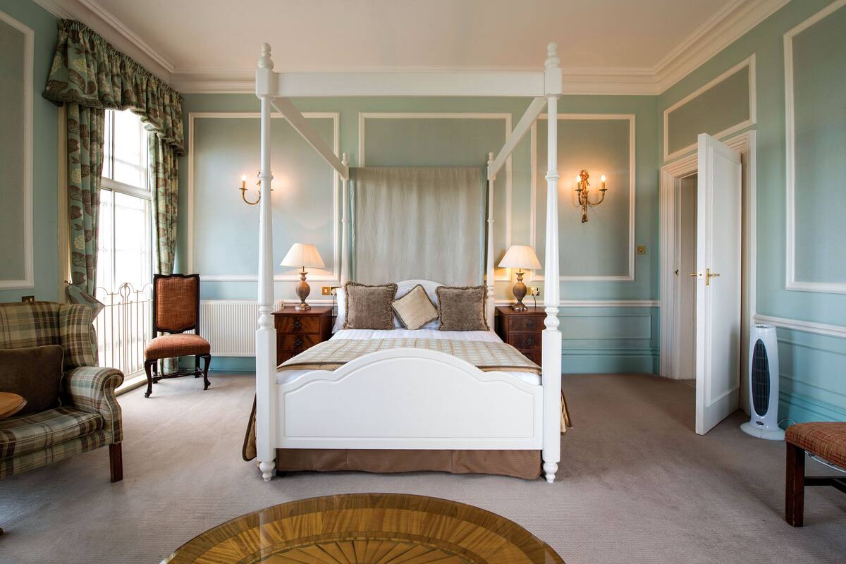 in-room safe, individually decorated, desk, iron/ironing board