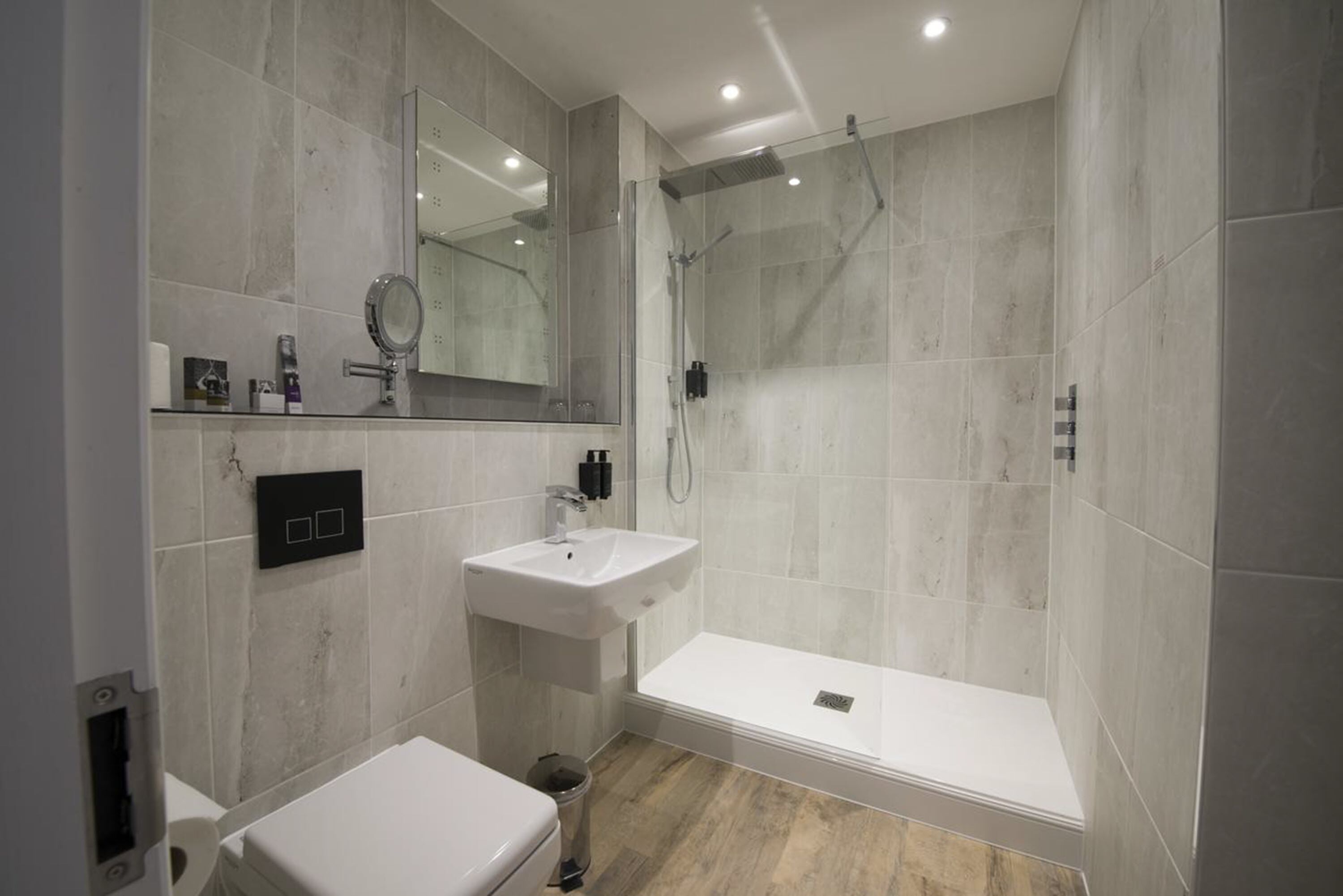 junior suite | bathroom | free toiletries, hair dryer, towels
