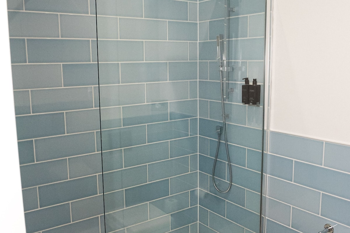 deluxe room | bathroom | free toiletries, hair dryer, towels