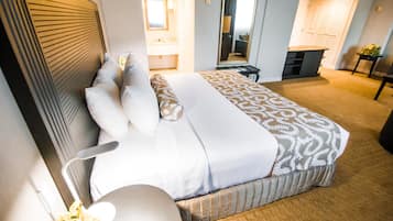 Junior suite, 1 kingsize bed | Luxe beddengoed, een minibar, een kluis op de kamer, een bureau