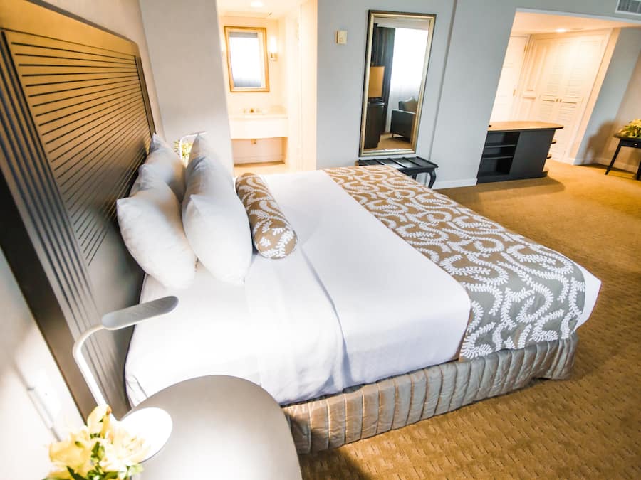 Junior-sviitti, 1 suuri parisänky | Ylelliset vuodevaatteet, minibaari, tallelokero huoneessa, työpöytä