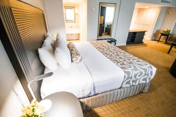 Junior Suite, 1 King Bed | Premium bedding, minibar, in-room safe, desk