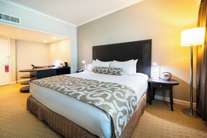 고급 침구, 미니바, 객실 내 금고, 책상