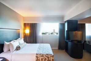 Peralatan tempat tidur premium, bar mini, peti besi dalam bilik, meja 