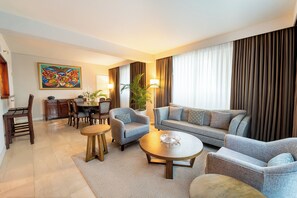 고급 침구, 미니바, 객실 내 금고, 책상