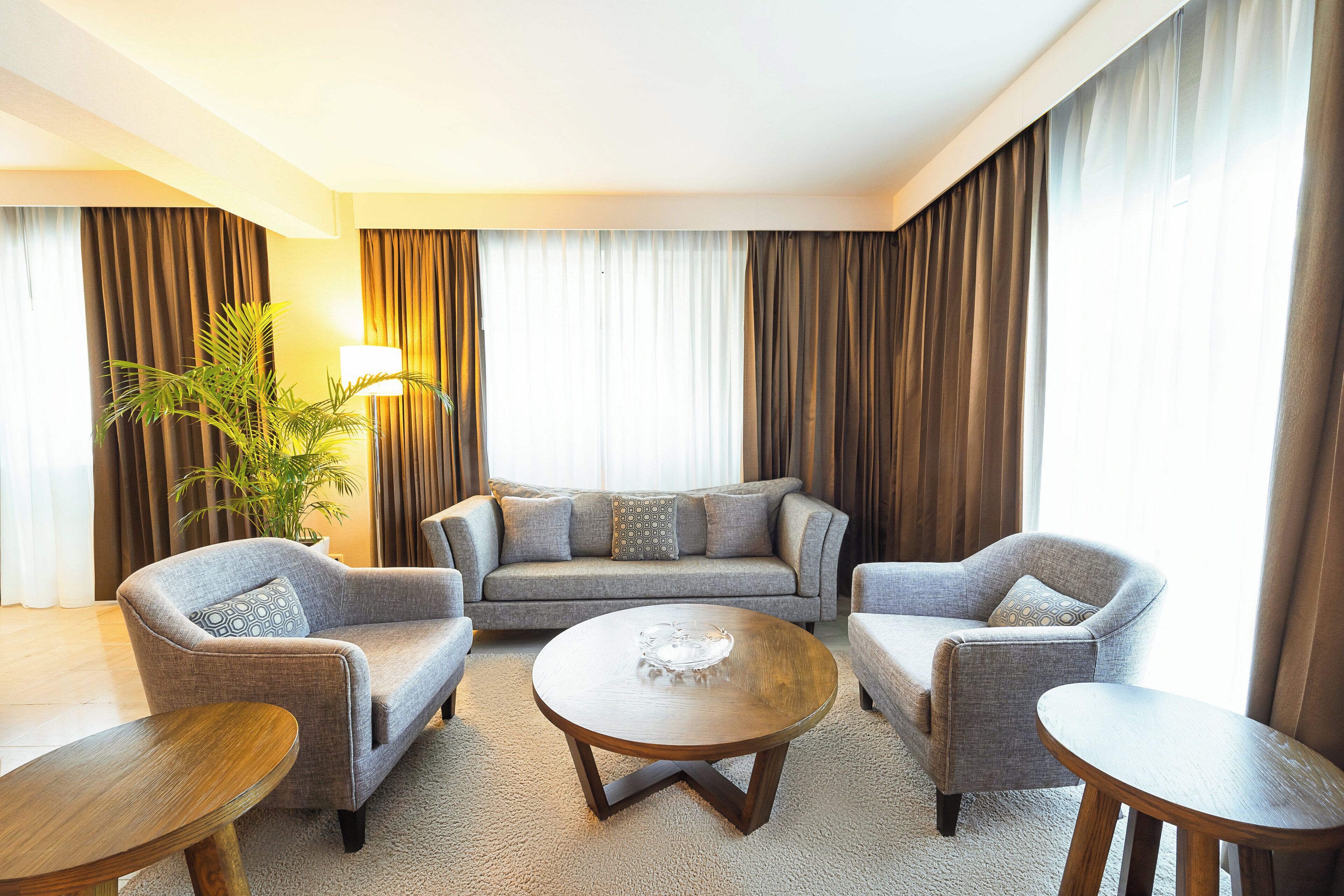 高档床上用品、  迷你吧、客房内保险箱、办公桌