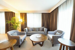 고급 침구, 미니바, 객실 내 금고, 책상