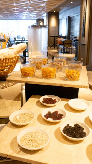 Desayuno buffet diario (NIO 640.92 por persona)