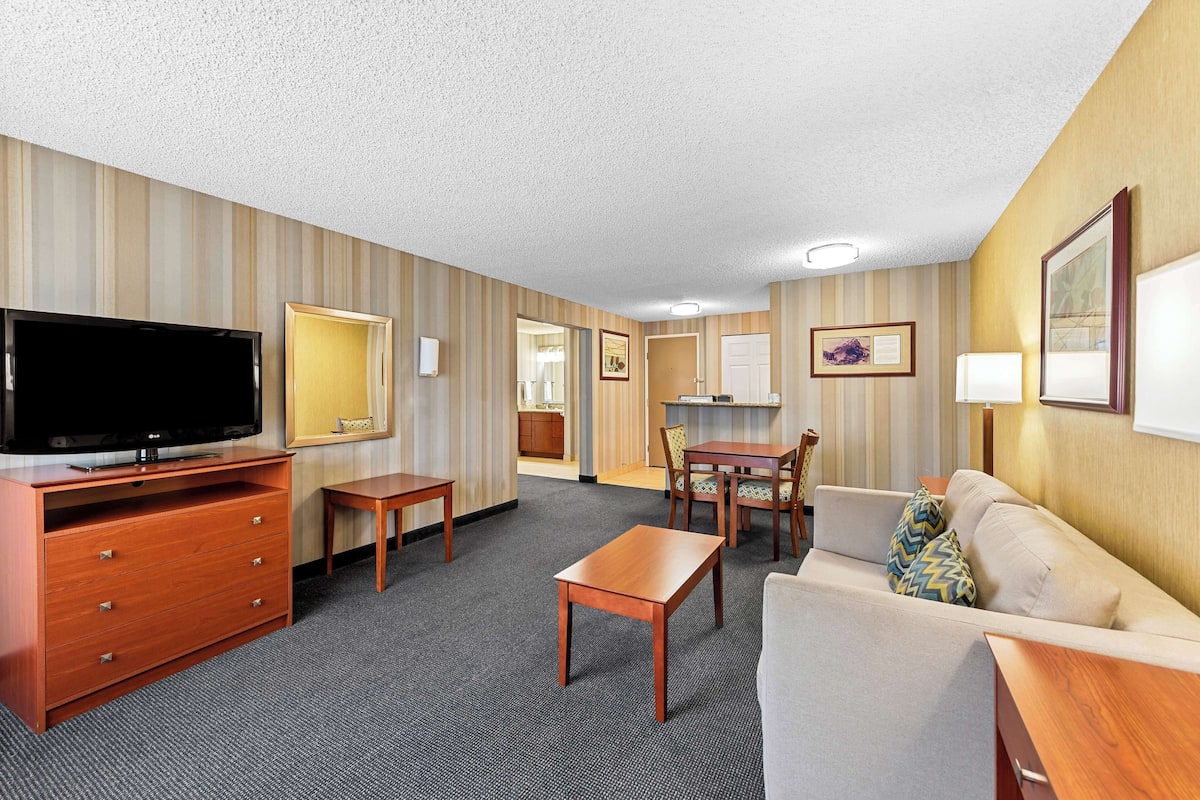 Suite, 1 King Bed, Non Smoking, Refrigerator & Microwave (Living Room) | Premium bedding, pillowtop beds, individually decorated