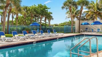 Utendørsbasseng, bassengparasoller og solsenger