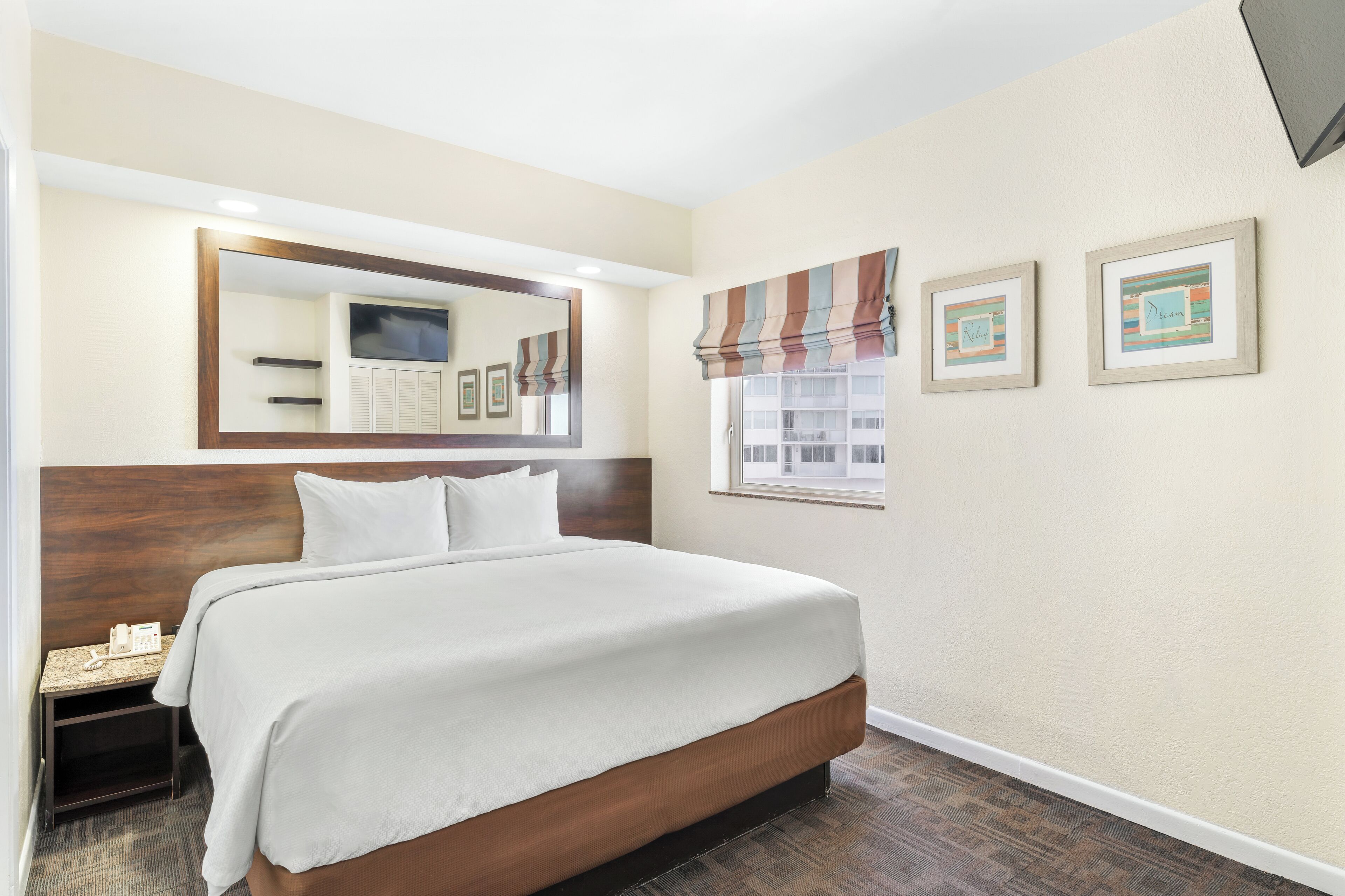 1 kamar tidur, brankas, ruang kerja ramah laptop, dan tirai kedap cahaya