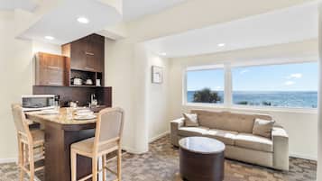 Oceanfront Queen Suite | Living area
