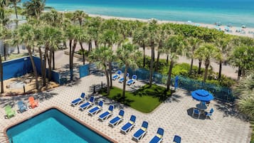 Una piscina al aire libre (de 08:00 a 20:00), sombrillas, tumbonas