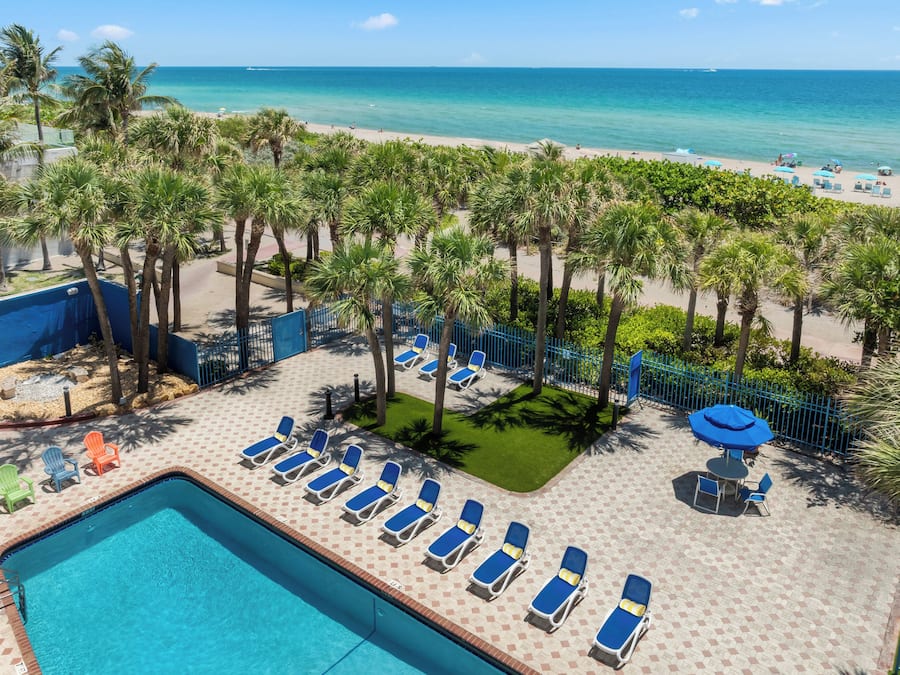 Piscina externa, funciona das 8h às 20h, guarda-sóis, espreguiçadeiras