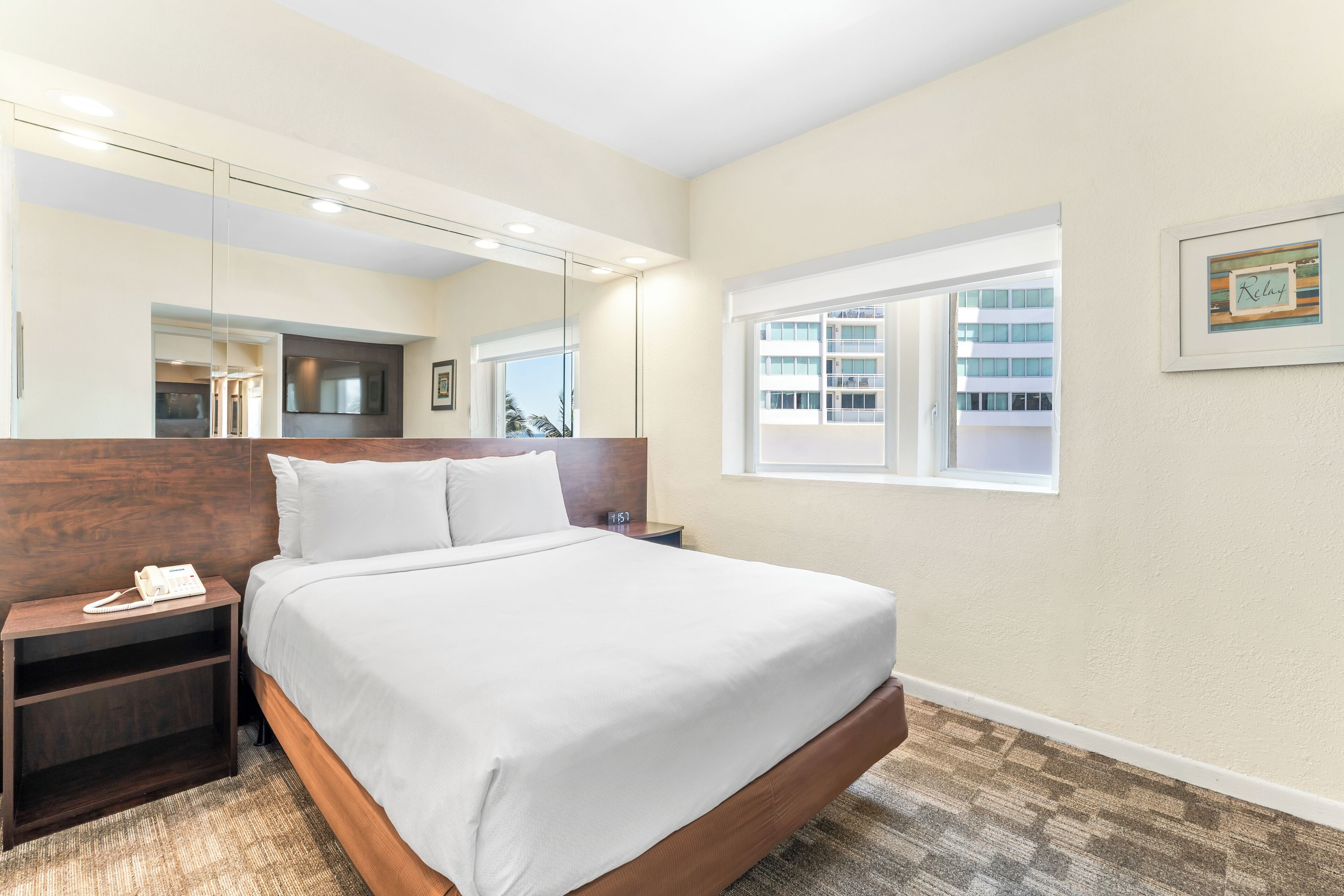 1 kamar tidur, brankas, ruang kerja ramah laptop, dan tirai kedap cahaya