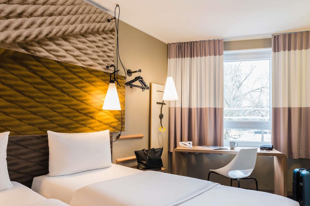Zimmer, 2 Einzelbetten (New Sleeping Comfort Concept) | Schreibtisch, Bügeleisen/Bügelbrett, kostenloses WLAN, Bettwäsche
