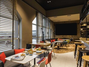 Tägliches Frühstücksbuffet (17 EUR pro Person)