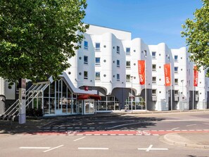 A modern hotel building with a distinctive architectural design, featuring multiple balconies and a prominent entrance with a glass facade. - ibis Heidelberg Hauptbahnhof (Heidelberg)