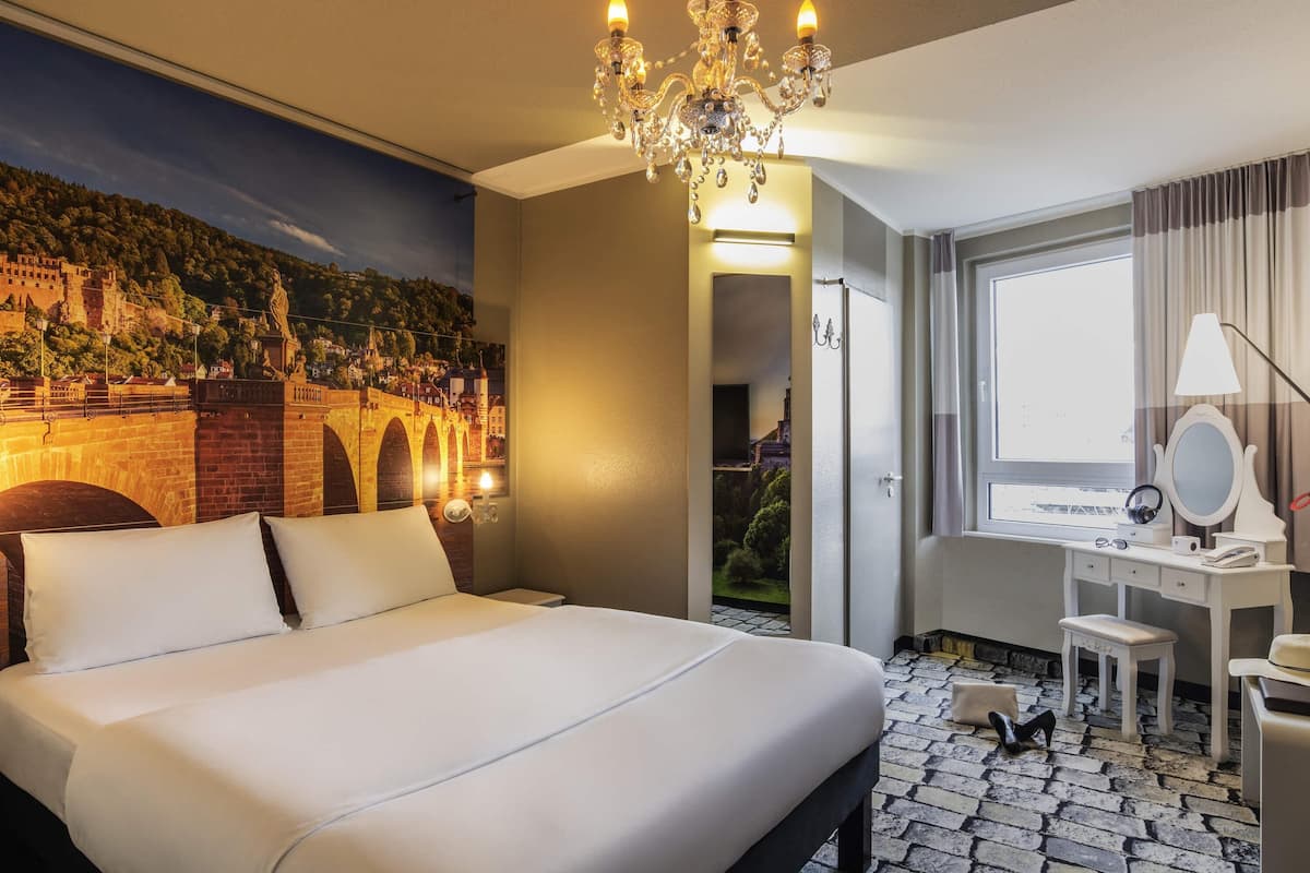 Bureau, fer et planche à repasser, Wi-Fi gratuit, draps fournis