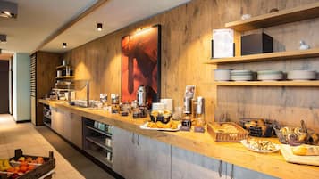 Tägliches Frühstücksbuffet (17 EUR pro Person)