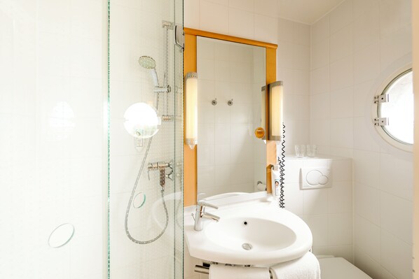 Shower, eco-friendly toiletries, hair dryer, towels - ibis Heidelberg Hauptbahnhof (Heidelberg)