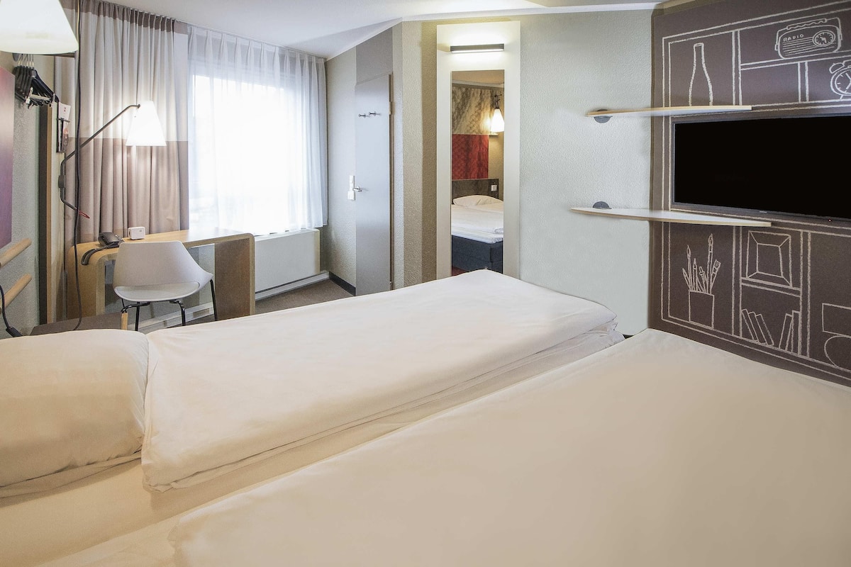 Meja kerja, setrika/meja setrika, Wi-Fi gratis, dan seprai linen