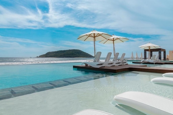 Açık yüzme havuzu, 8 ve 21 saatleri arasında açık, havuz şemsiyeleri