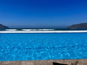 Piscine extérieure, parasols de plage, chaises longues