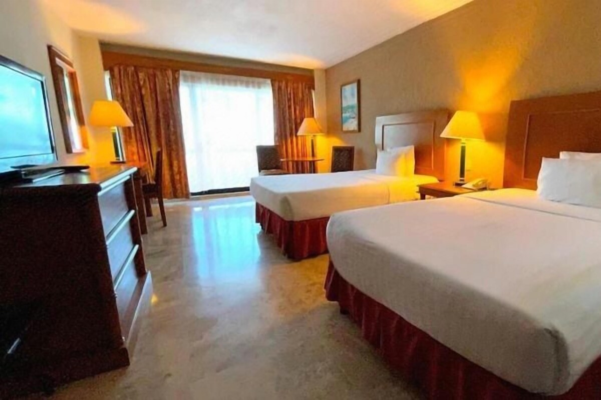 Premium bedding, in-room safe, desk, laptop workspace