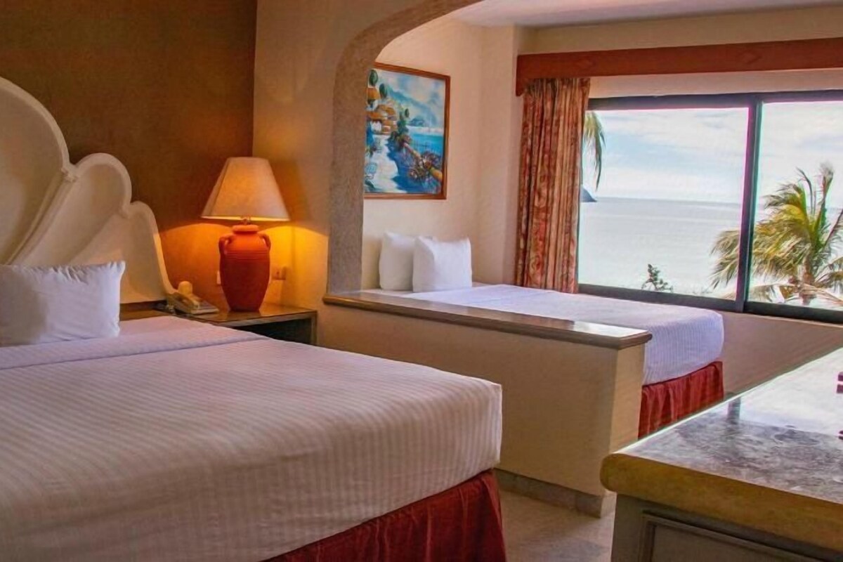 Premium bedding, in-room safe, desk, laptop workspace