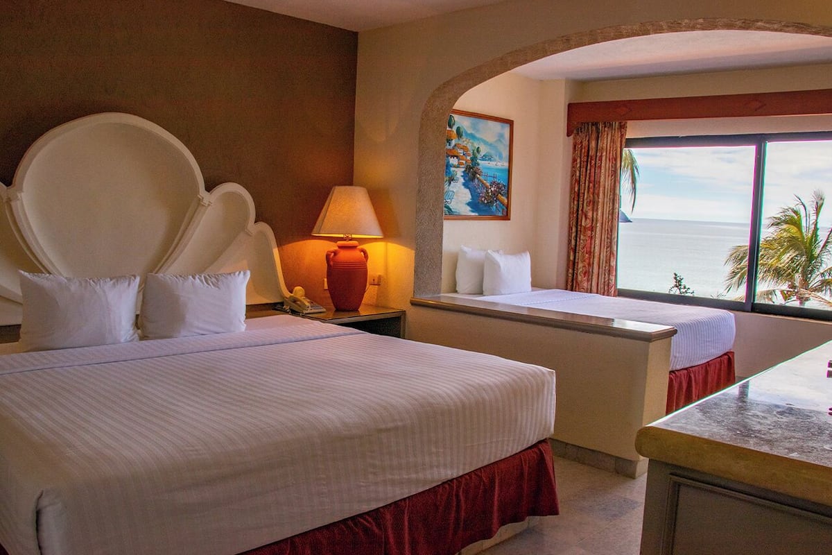 Suite, Ocean View | Premium bedding, in-room safe, desk, laptop workspace