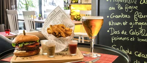 Serveert ontbijt, lunch, diner, Franse gerechten