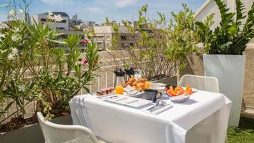 Premium bedding, free minibar, in-room safe, desk
