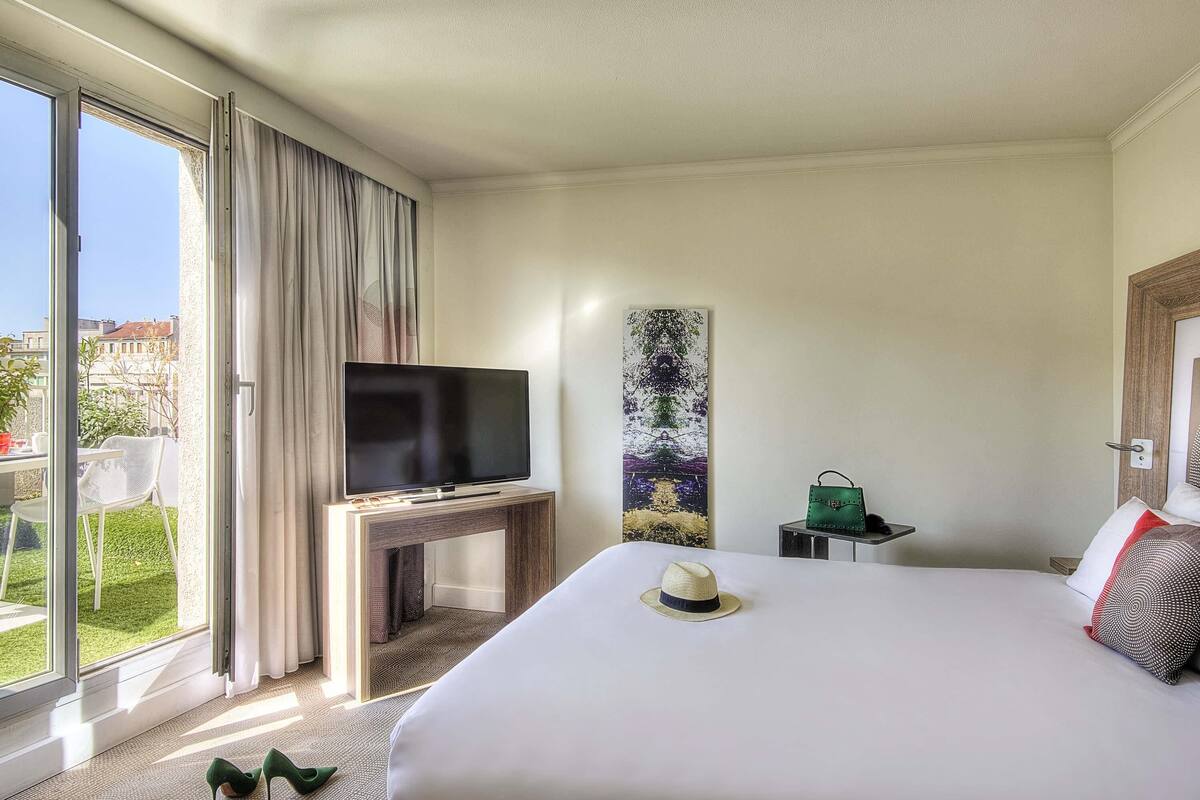 premium bedding, free minibar, in-room safe, desk