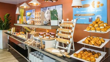 Serveert ontbijt, lunch, diner, Franse gerechten