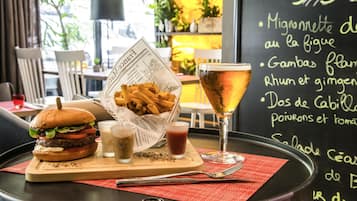 Se sirven desayunos, comidas, cenas y cocina francesa
