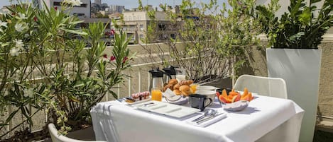 Premium bedding, free minibar, in-room safe, desk