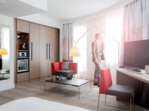 Hochwertige Bettwaren, kostenlose Minibar, Zimmersafe, Schreibtisch