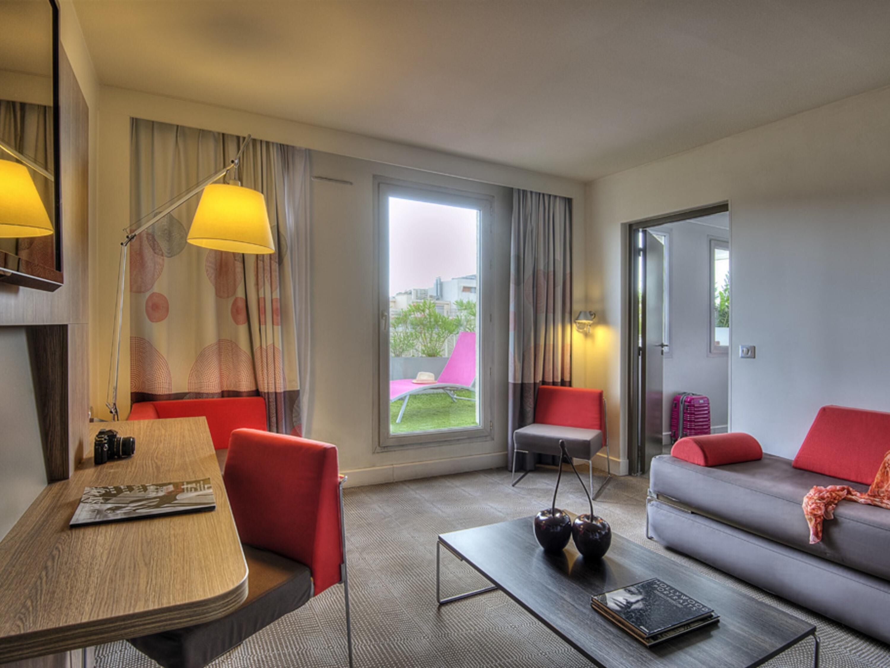 Suite, 1 tweepersoonsbed met slaapbank, terras | Luxe beddengoed, een gratis minibar, een kluis op de kamer, een bureau