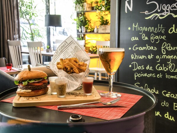 Breakfast, lunch, dinner served; French cuisine 